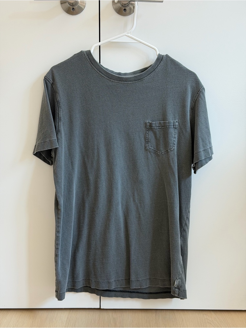 Men's Short-Sleeve Pocket Tee in Charcoal Gray